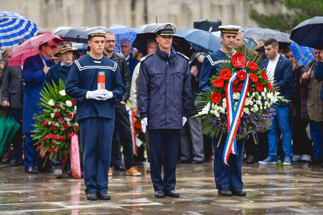 Deposizione di corone nel Parco commemorativo di Šubićevac durante l'apertura del Museo della vittoria, Šibenik, 5 novembre 2016
